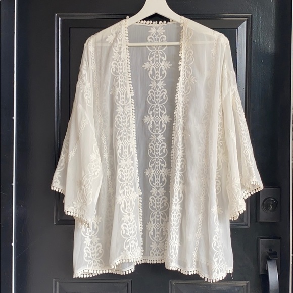 *SOLD* Embroidered kimono - Picture 2 of 7